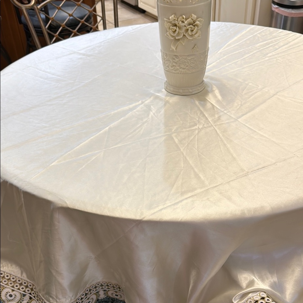 Elegant Cream Table Linens for Dining